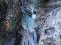 Kaskade mit Loch im Fels der Klamm